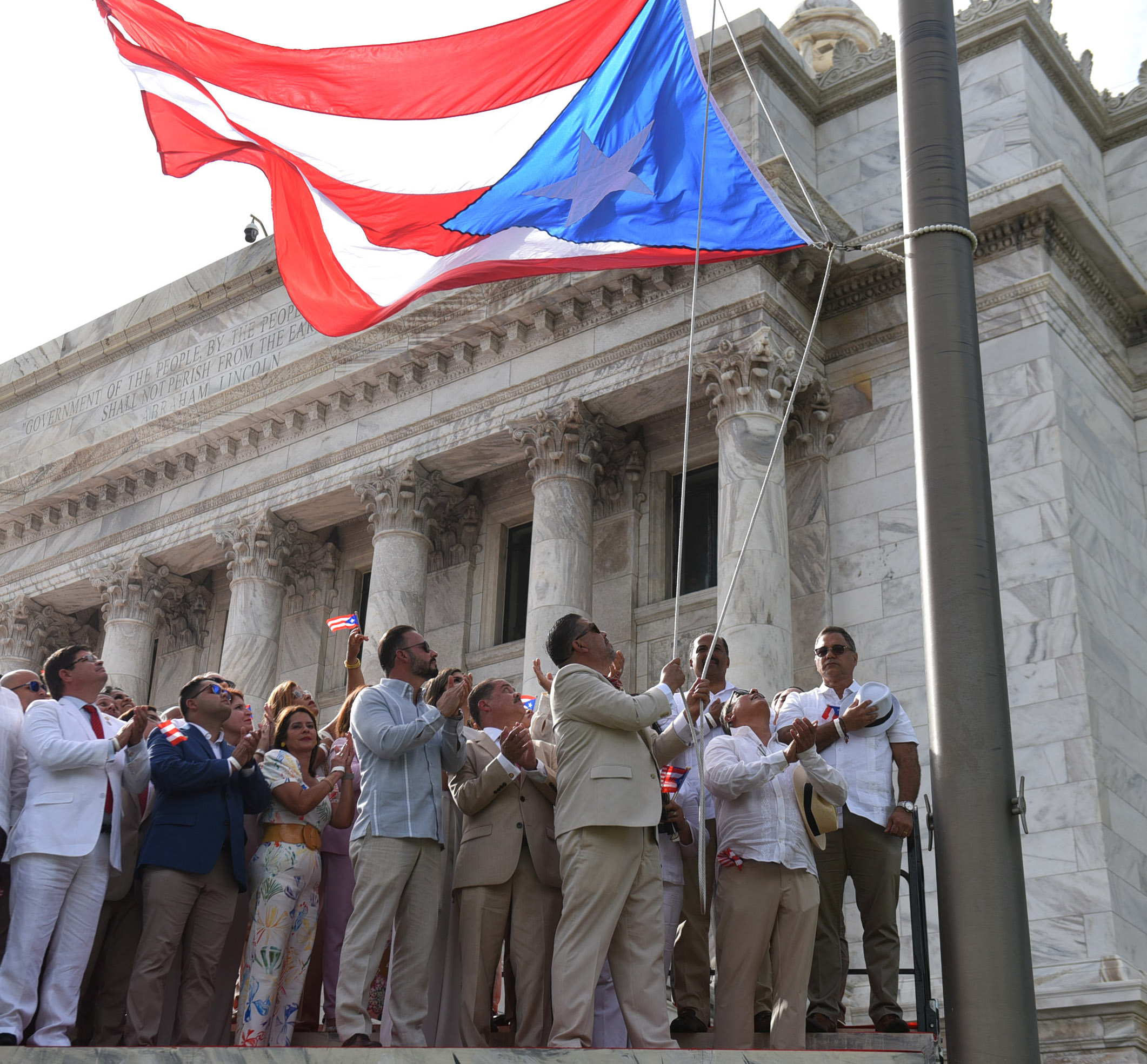 Momento en el que se izó la bandera de Puerto Rico.
