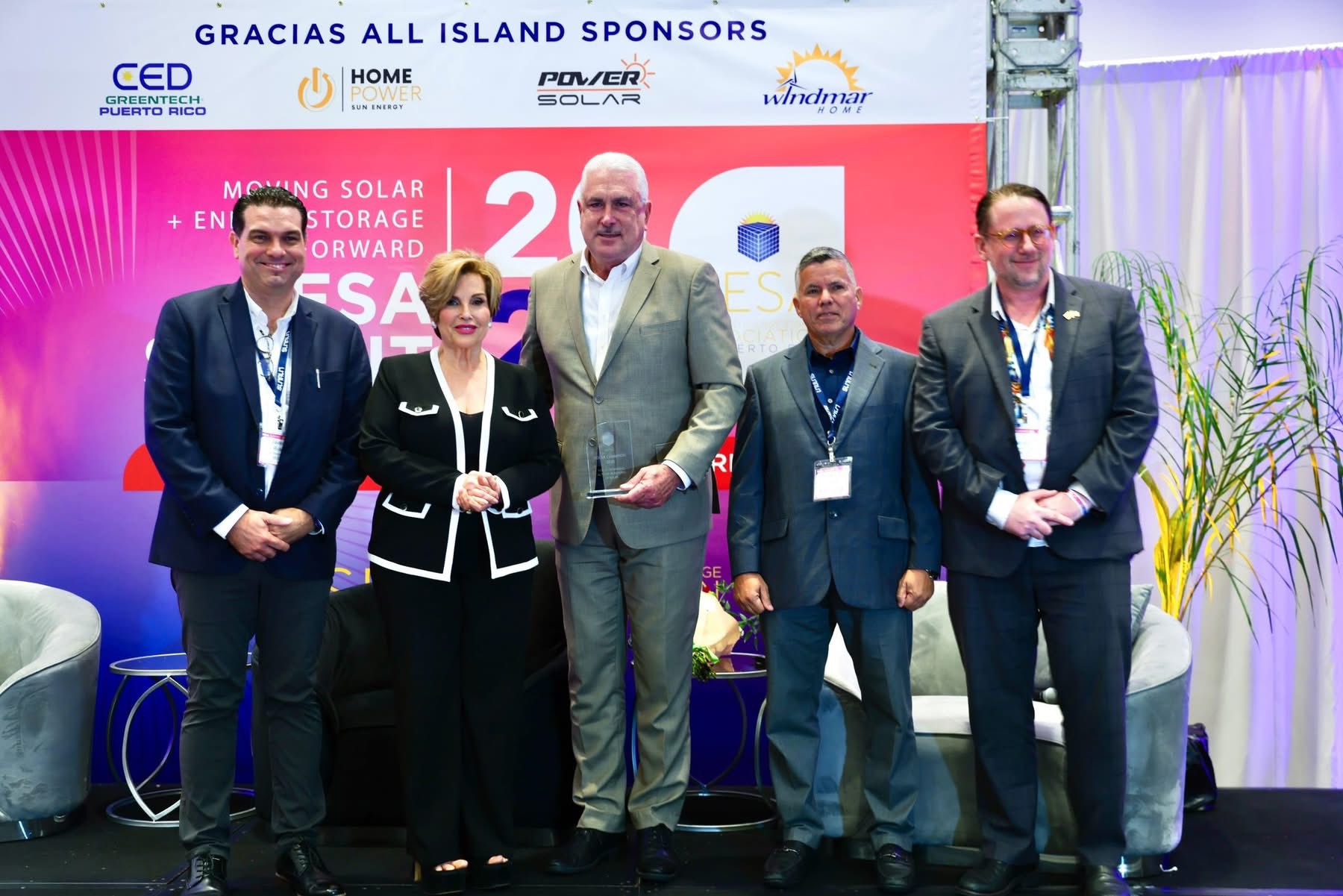 Imagen de Presidente del Senado recibe reconocimiento por su defensa de la medición neta 