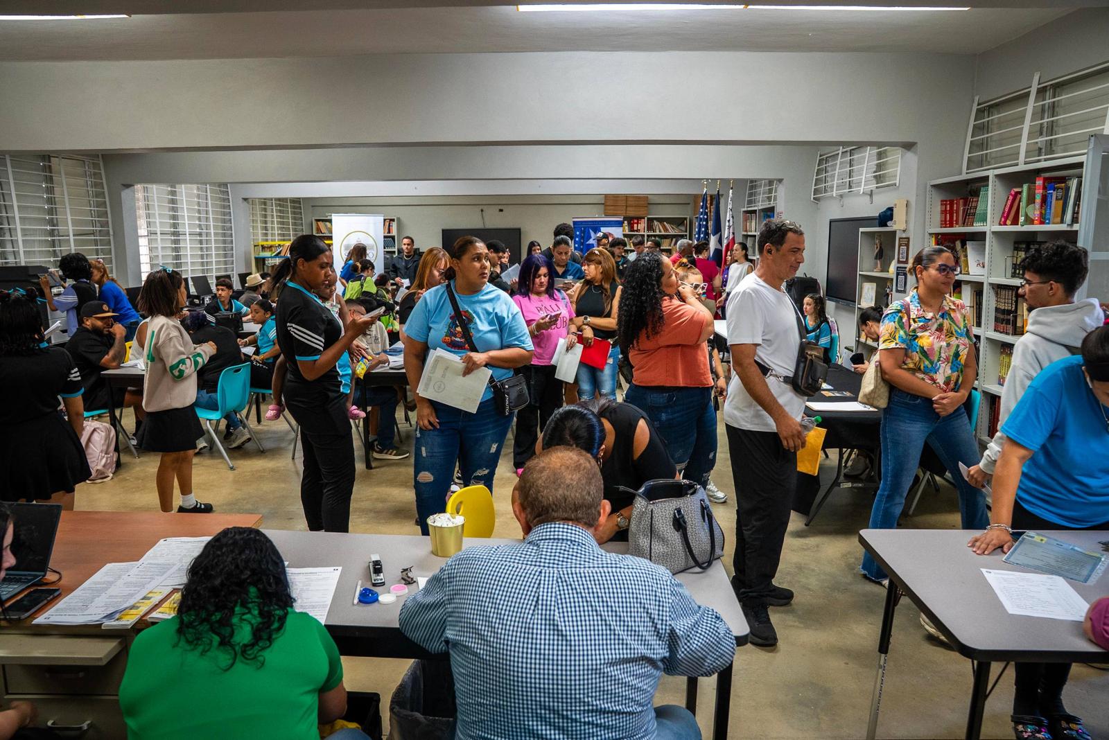 Imagen de Decenas de personas acuden a actividad en Carolina para sacar tarjeta electoral