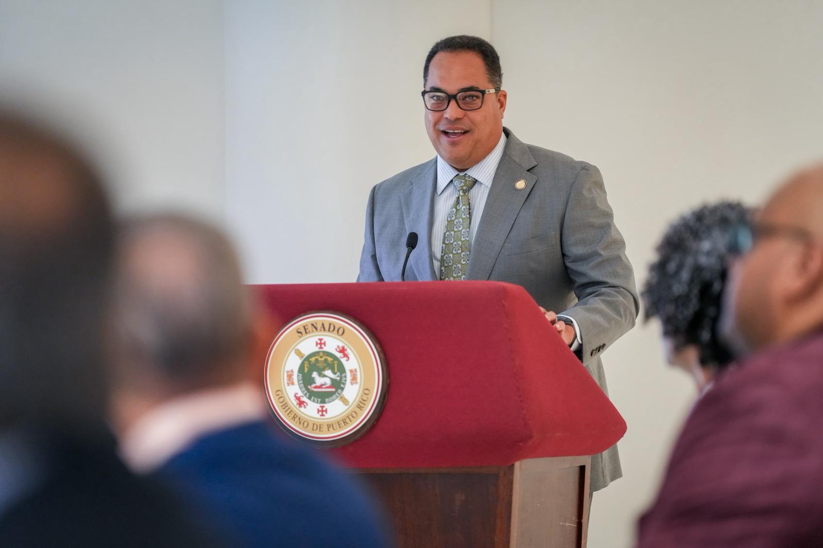 Imagen de Senador Carmelo Ríos Santiago celebra firma del PS 507 por la Gobernadora que restaura derechos de abuelos y tíos