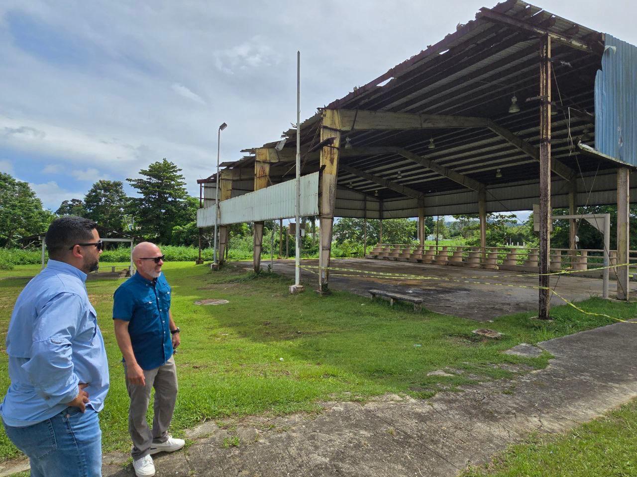 Imagen de Senador Luis Daniel Colón anuncia inicio de trabajos en la cancha de la Escuela Leoncio Meléndez en Las Piedras 