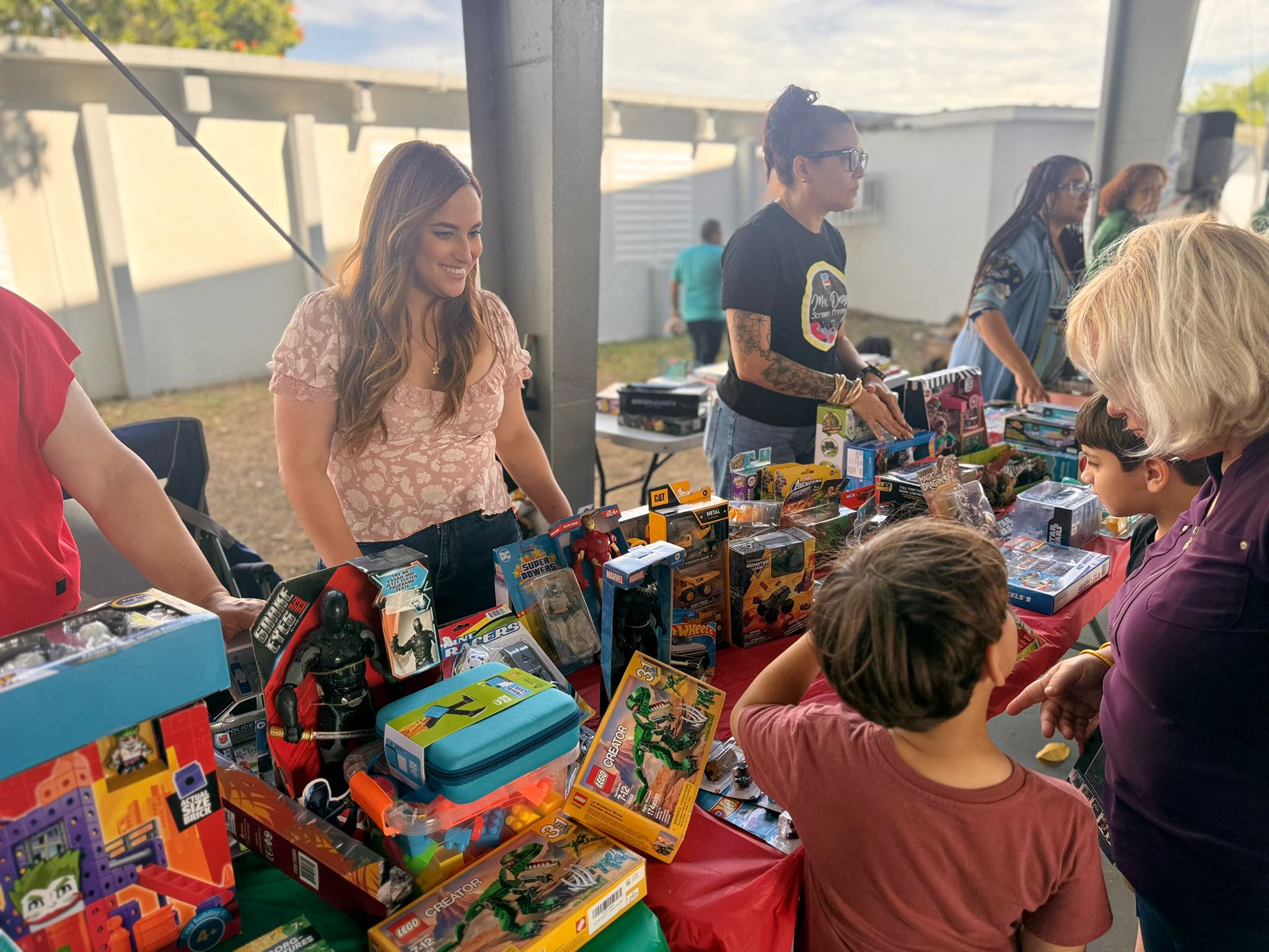 Imagen de Senadora Jamie Barlucea participa en entrega de regalos de Reyes de la Fundación Ministerio Unidos para Servir en la comunidad de Pastillo en Juana Díaz 