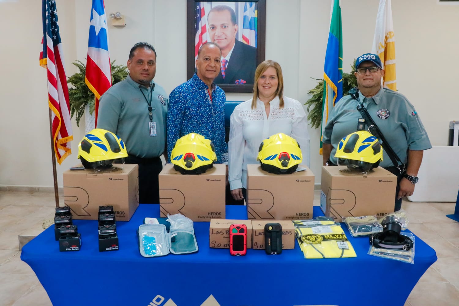 Imagen de Wandy Soto Tolentino hace entrega de equipo especializado a la Oficina de Manejo de Emergencias de Las Piedras