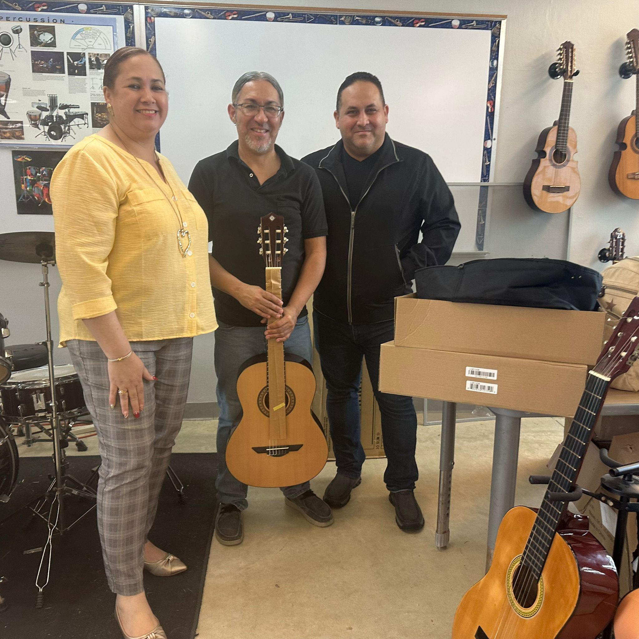 Imagen de Senadora Karen Román Rodríguez fortalece programa de música con entrega de instrumentos a escuela intermedia de Moca