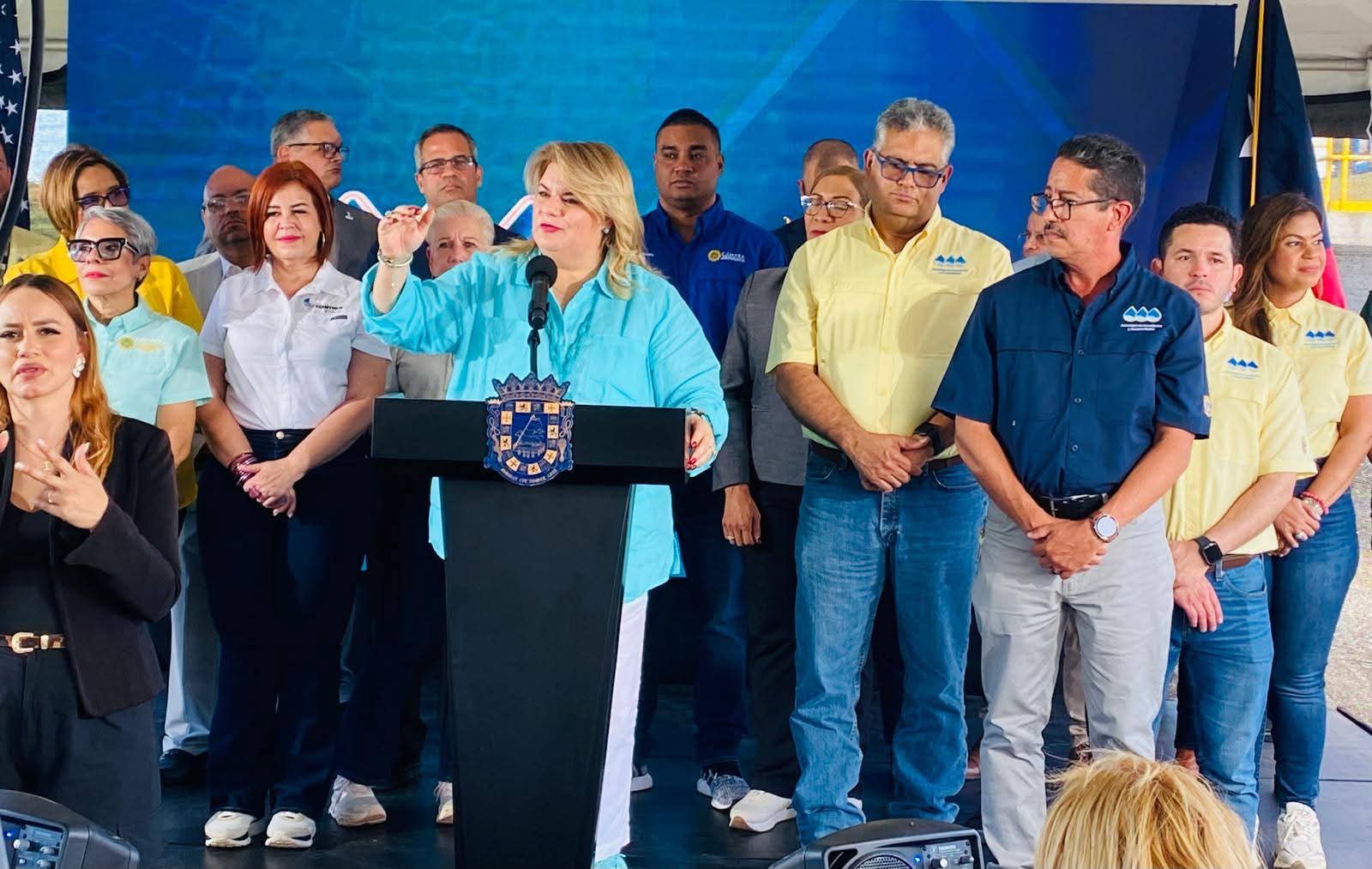 Imagen de Se compromete Gobernadora y Presidente de la AAA en devolver el servicio de agua a comunidad de Arecibo tras 15 meses sin suministro