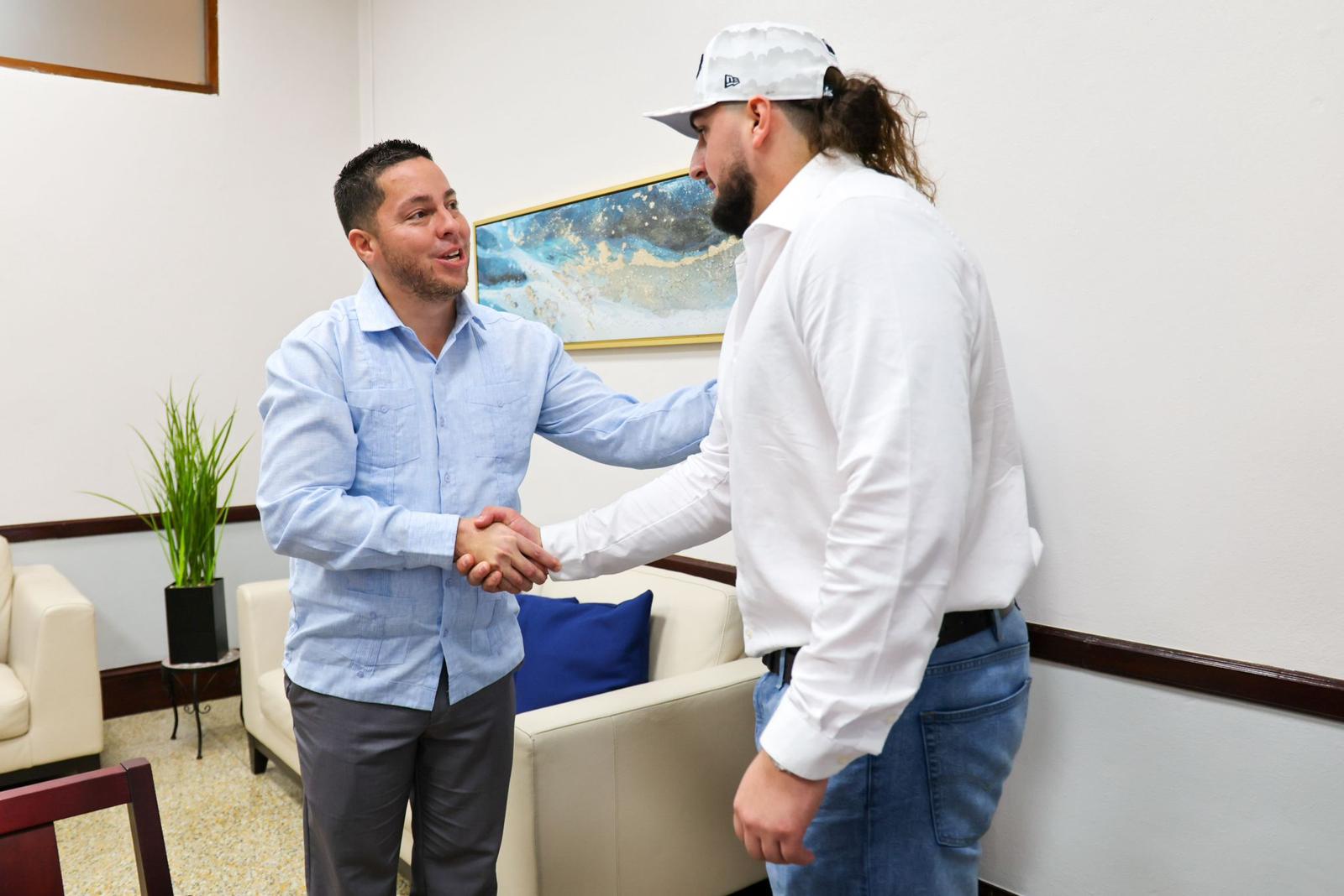 Imagen de Senado reconoce trayectoria de joven doradeño integrante de los campeones del Super Bowl, Seattle Seahawks