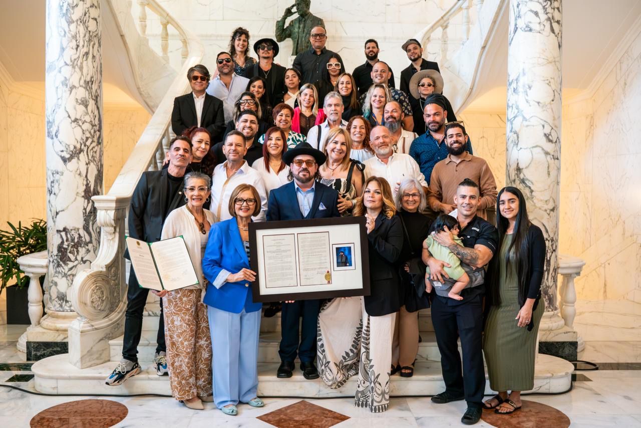 foto de Senado reconoce los 30 años de trayectoria artística de Gustavo Laureano