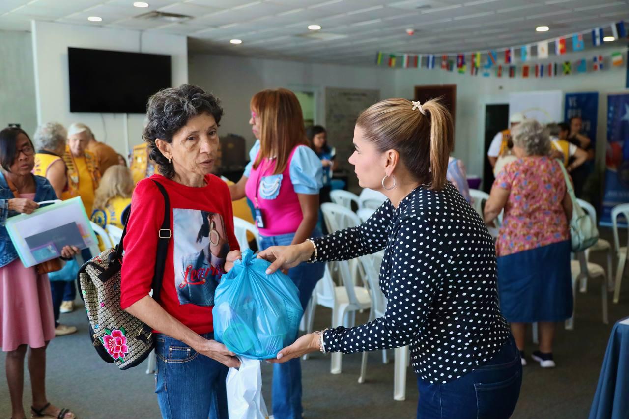 Imagen de Vacunan y regalan compras a personas de la tercera edad