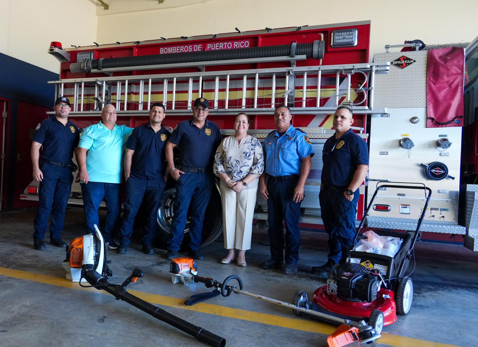 foto de Entregan equipo a la Comandancia de Bomberos de Moca: Senadora Karen Román Rodríguez impulsa mejoras en las facilidades