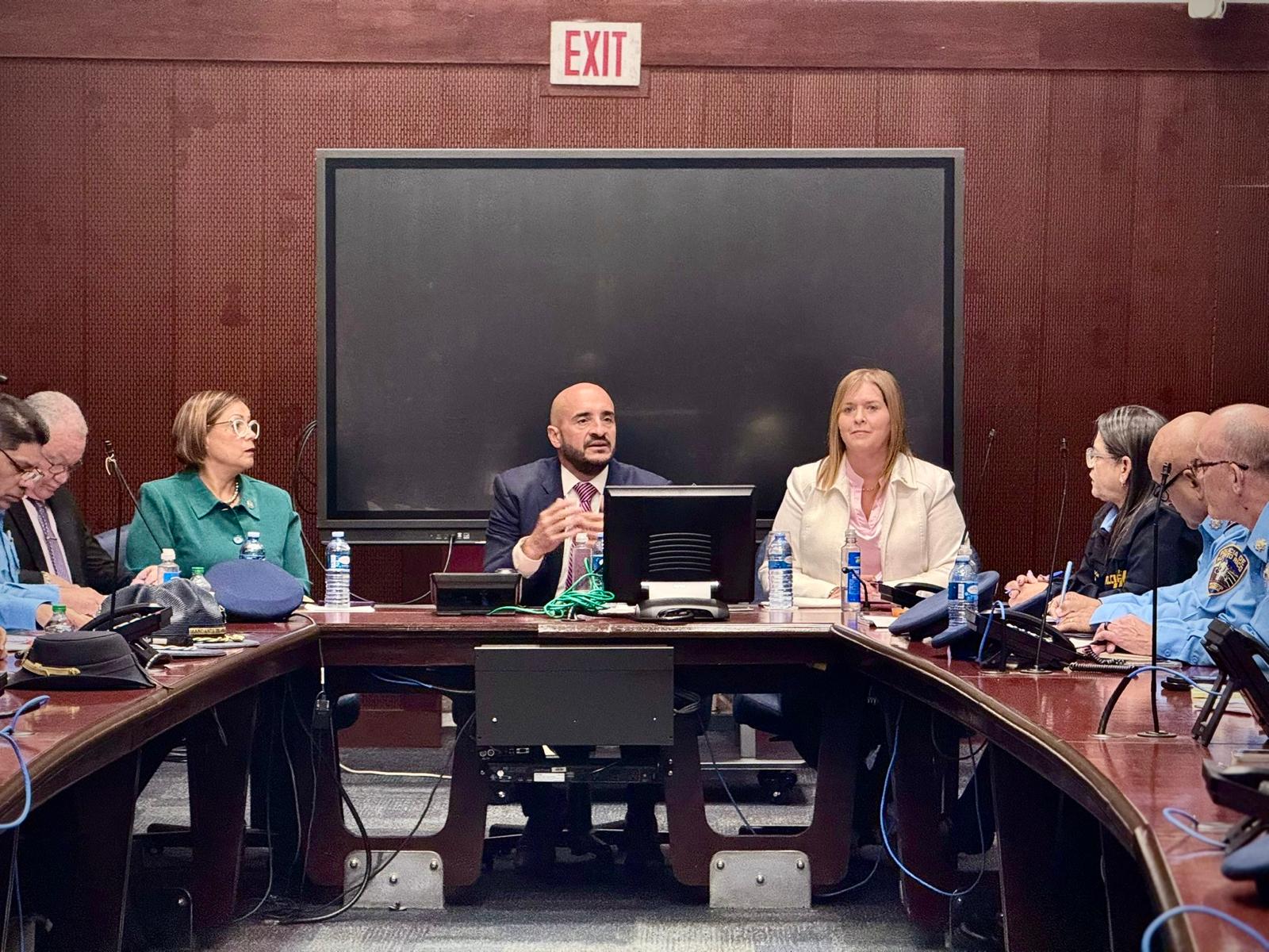 foto de Senadora Wandy Soto Tolentino y el superintendente de la Policía  discuten esfuerzos de seguridad en el Distrito de Humacao
