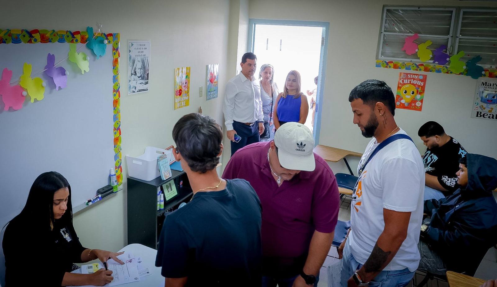 Imagen de Alrededor de sesenta jóvenes se dan cita en Ceiba para sacar licencia de conducir y tarjeta electoral