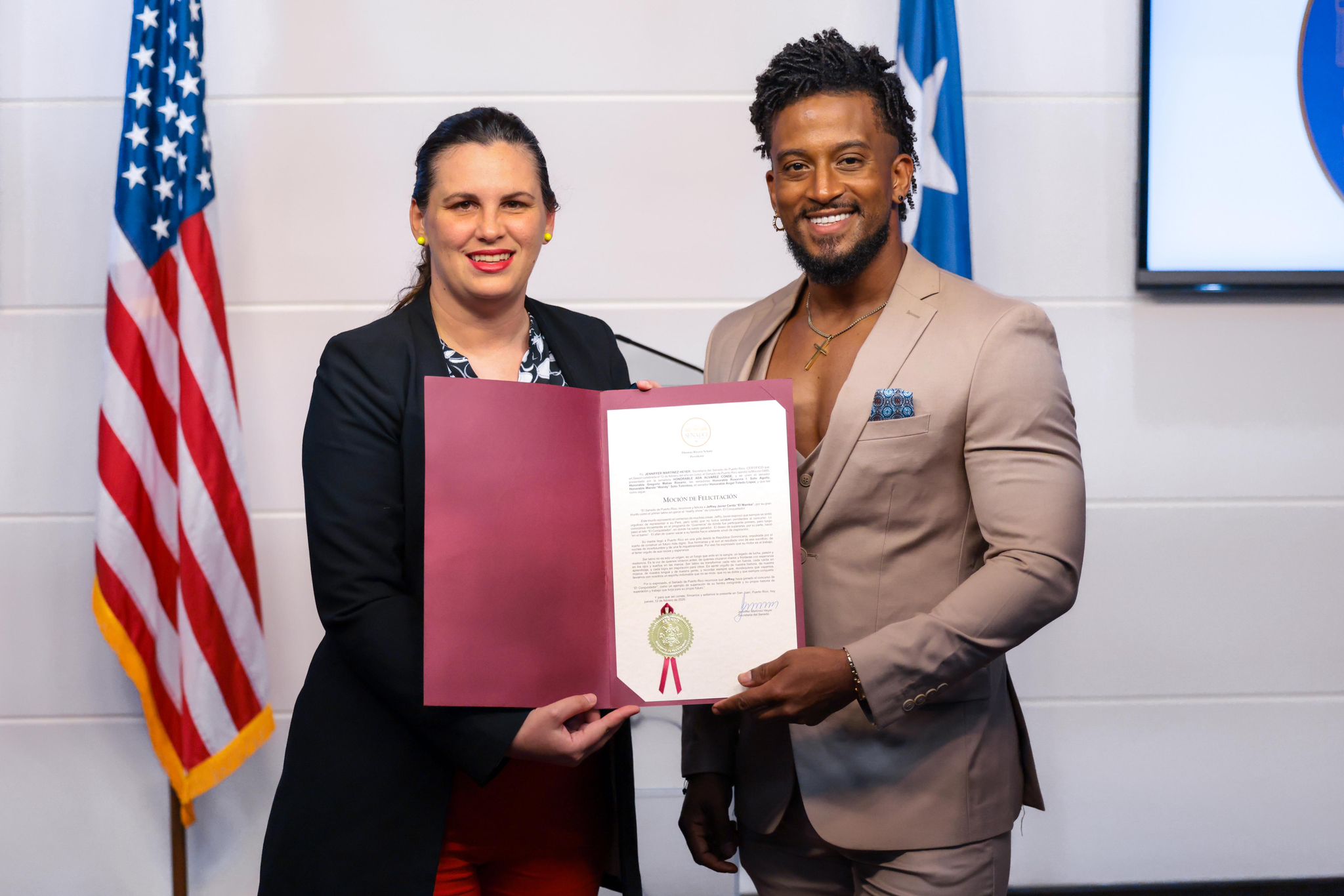 foto de Senadora Ada Álvarez Conde, reconoce a Jeffry Javier Cerda “El Mamba” por su triunfo en el reality “El Conquistador”