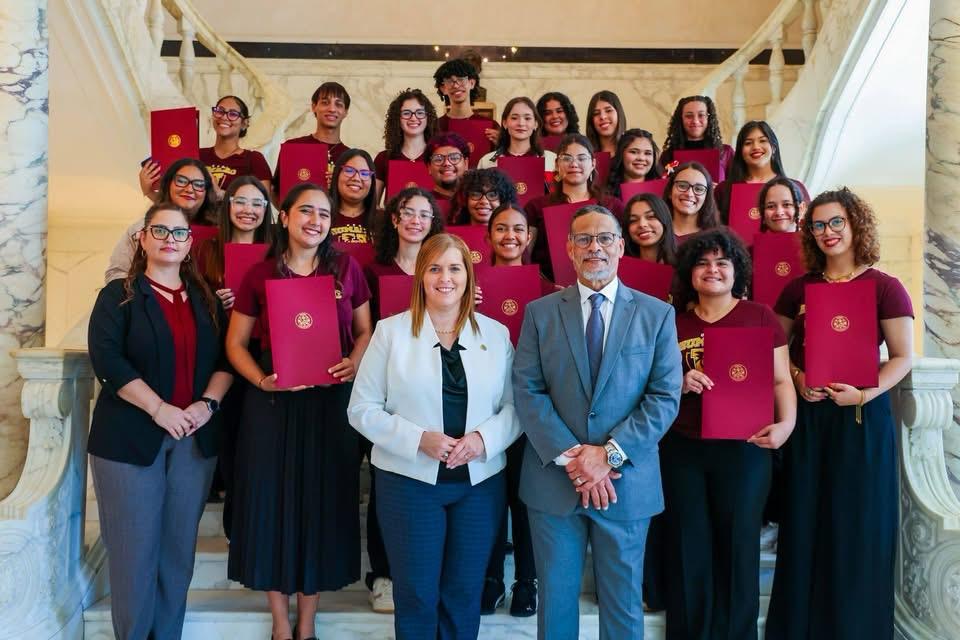 Imagen de Reciben en el Senado a Coro de la UPR de Humacao que obtuvo Diploma de Oro en festival internacional en España