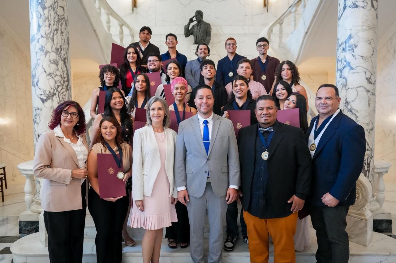 foto de Senado reconoce a estudiantes de la Universidad en Puerto Rico en Arecibo por proyecto U SHOW PR