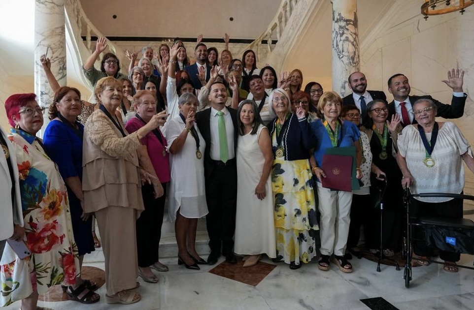 Imagen de Senador Wilmer Reyes Berríos reconoce a madres del Distrito de Guayama por su impacto en sus comunidades y formación de generaciones