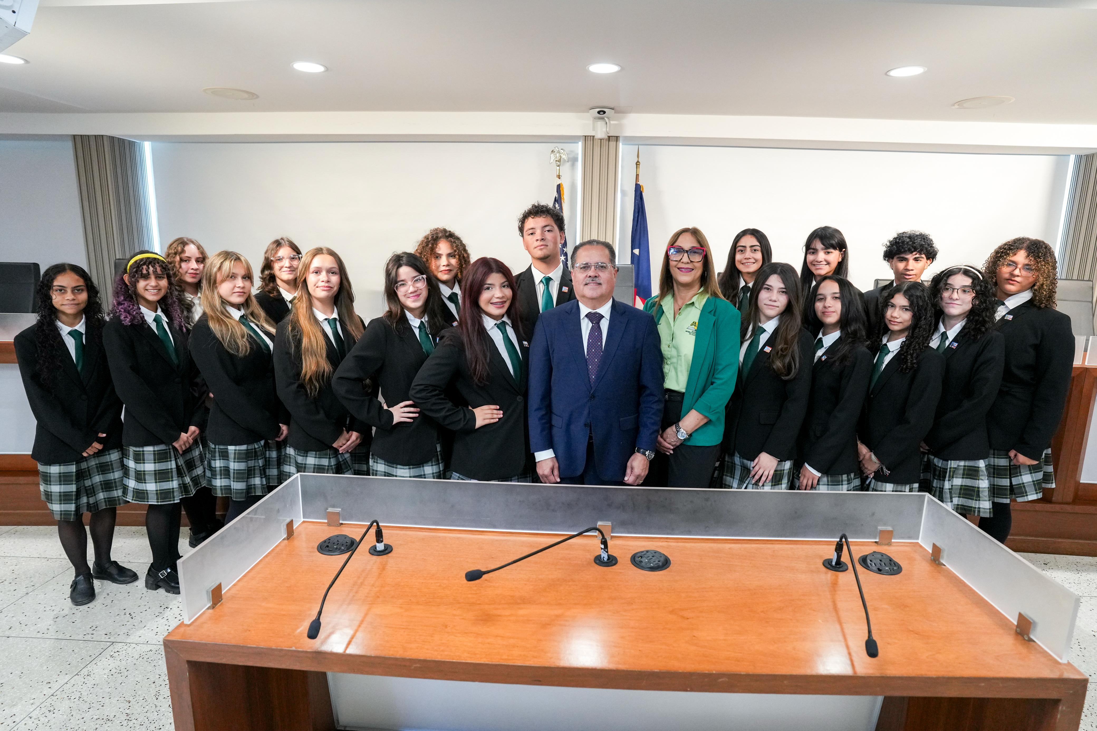 Imagen de Reconocen a estudiantes puertorriqueños destacados en competencia académica internacional en Londres