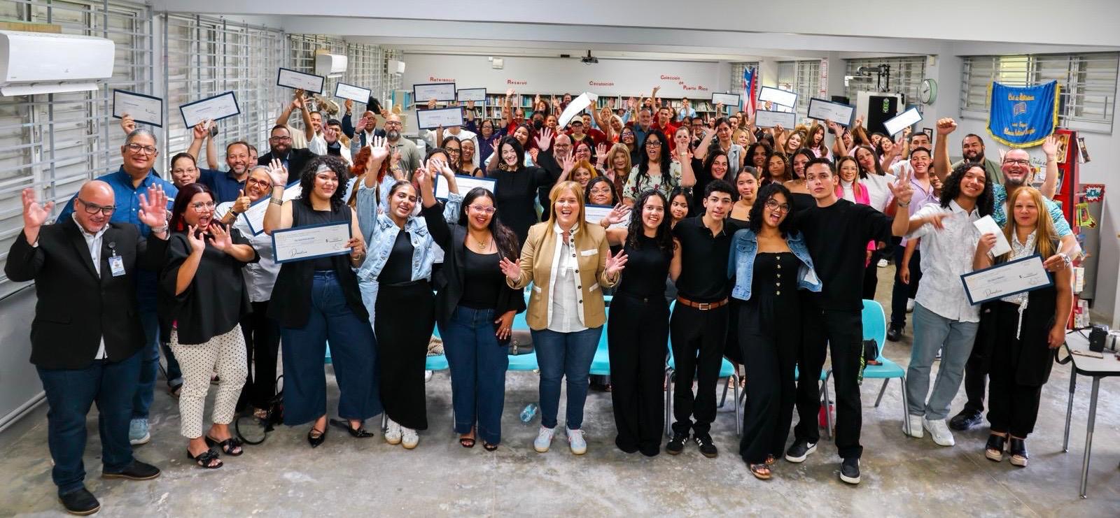 Imagen de Senadora Soto Tolentino entrega cheques de ayuda a clases graduandas del Distrito de Humacao