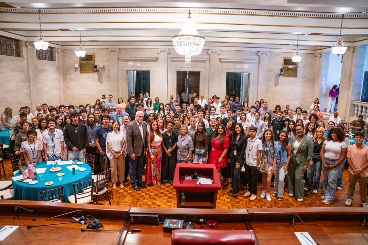 foto de Presidente del Senado exhorta a jóvenes a continuar preparándose durante culminación del Programa de Empleo de Verano