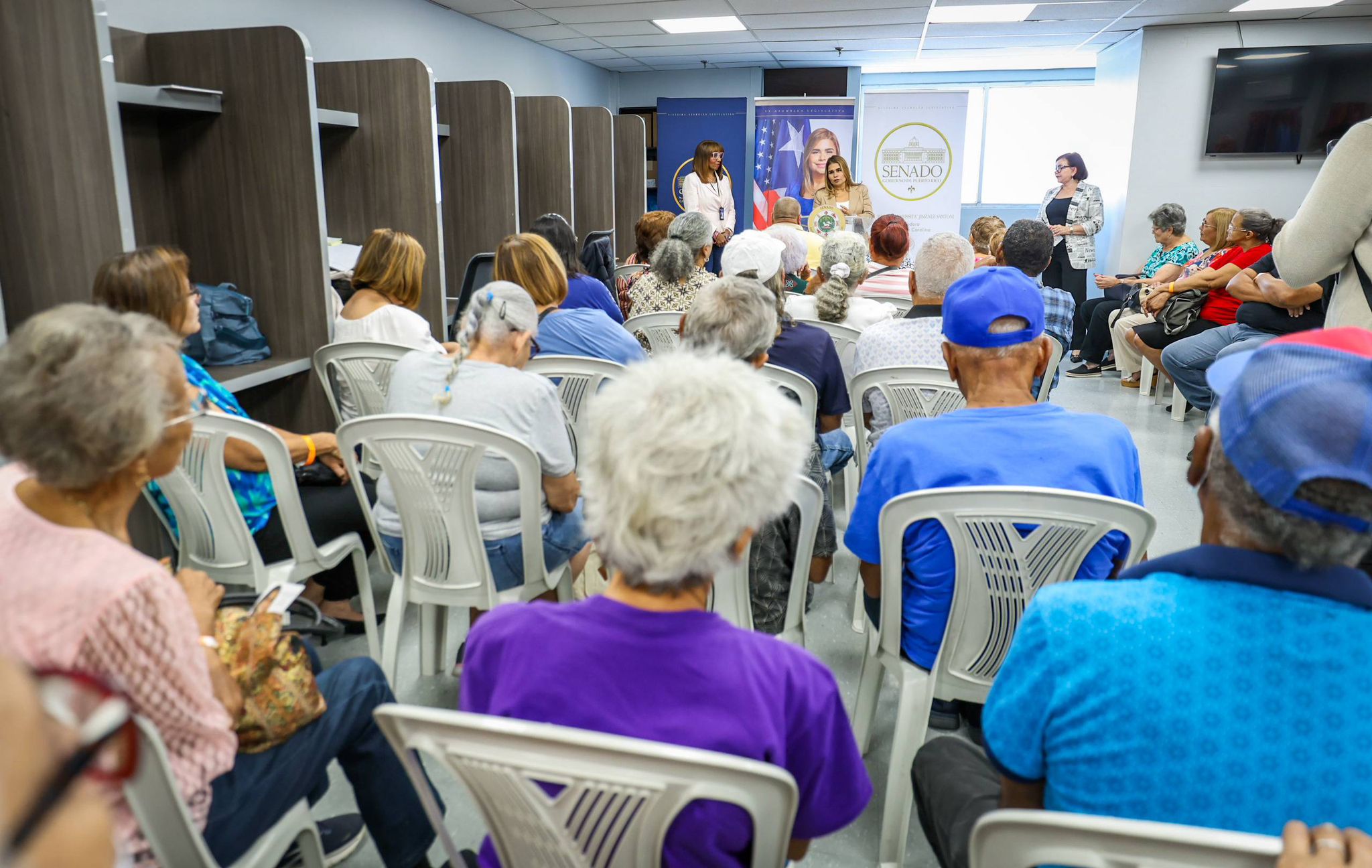 foto de Senadora fortalece el apoyo a la tercera edad con entrega de 150 vales de alimentos en Carolina