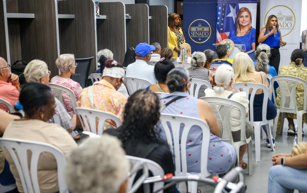 Imagen de Vicepresidenta del Senado entrega 150 vales de alimentos a adultos mayores y abuelos cuidadores para aliviar carga económica