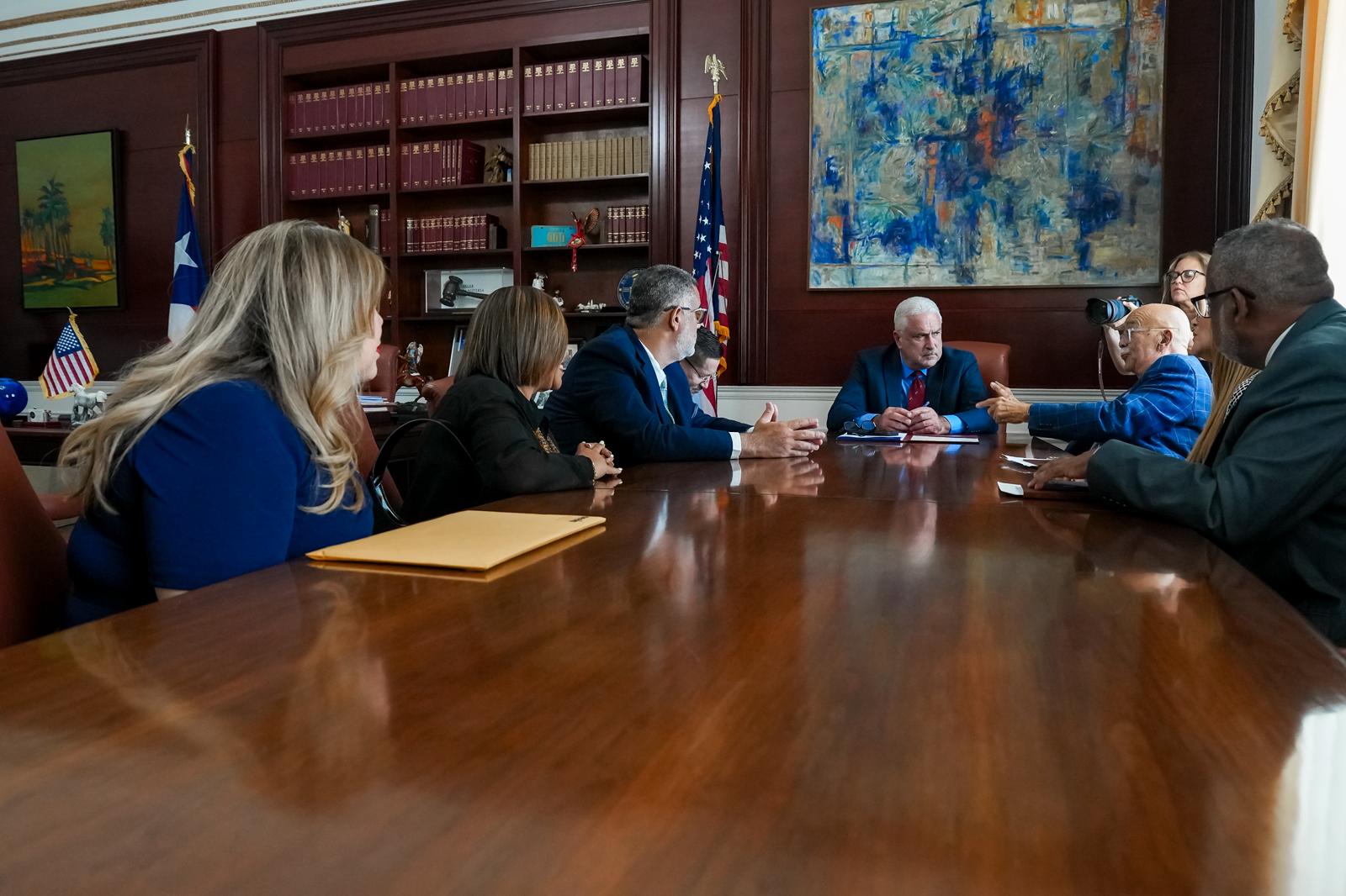 foto de AEELA entrega resolución de reconocimiento al presidente del Senado, Thomas Rivera Schatz