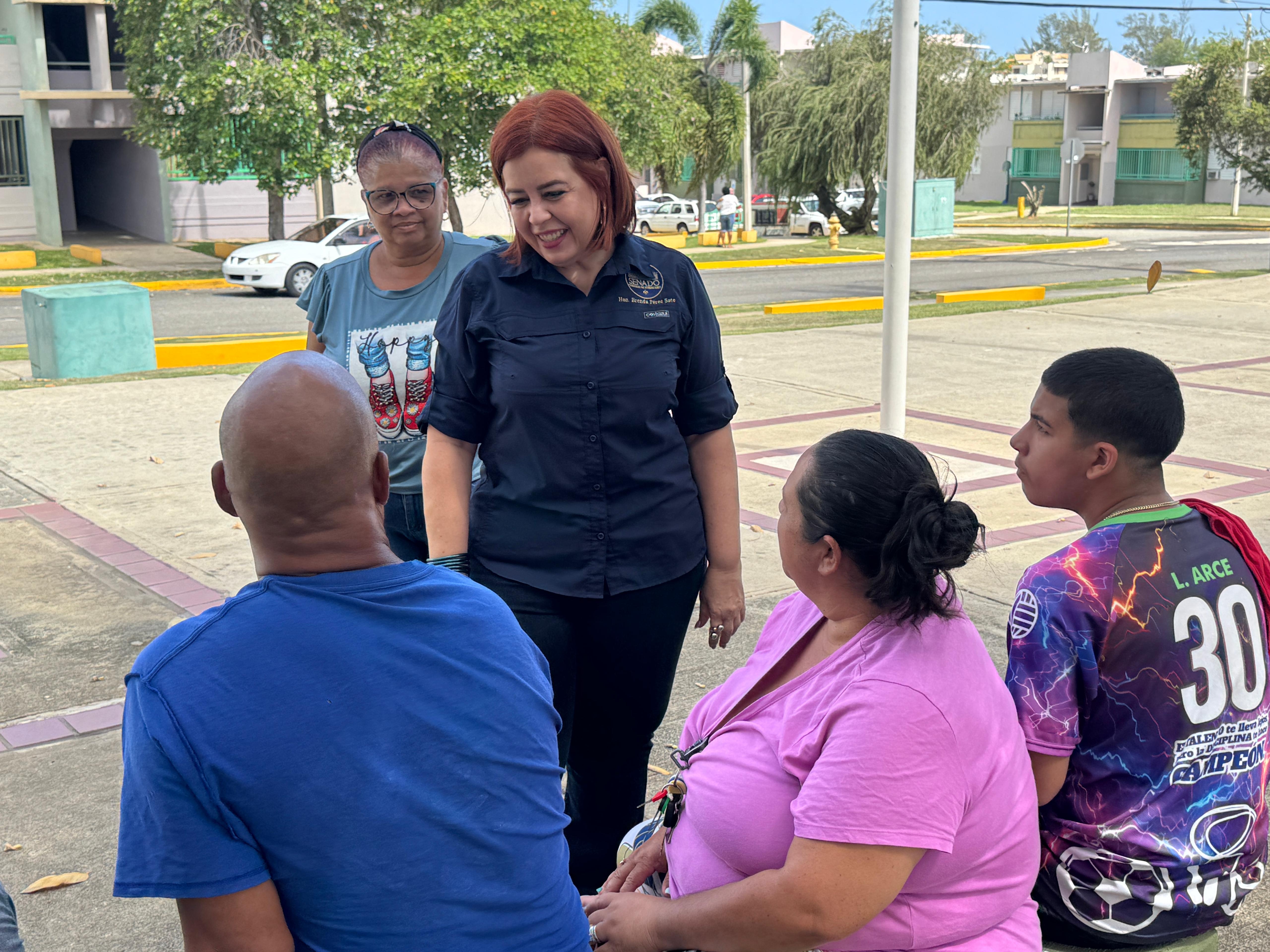 Imagen de  Senadora Brenda Pérez Soto participa en cierre de actividades de verano en residencial público de Arecibo