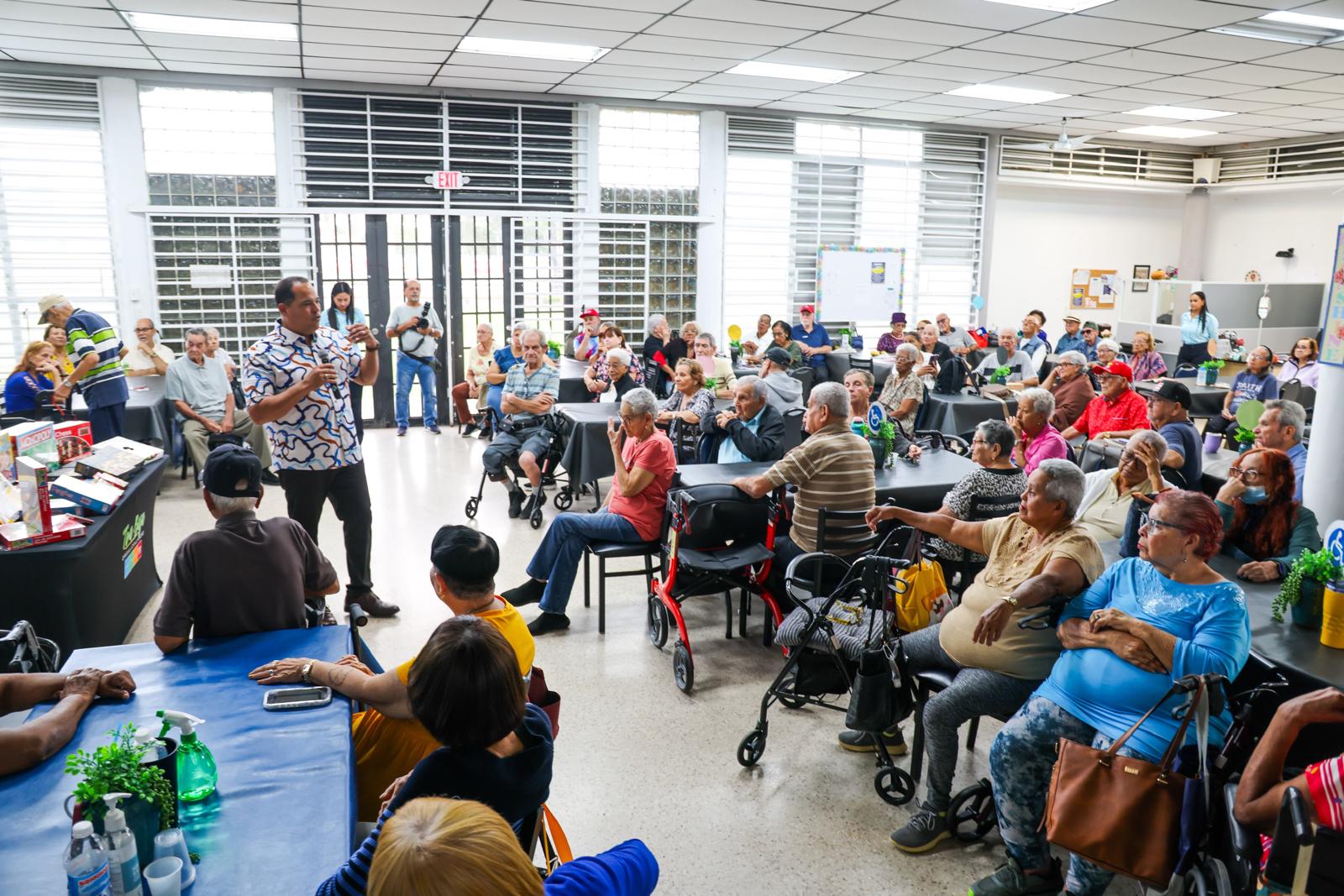 Imagen de Carmelo Ríos encabeza entrega de suministros y actividades recreativas en centro de envejecientes de Toa Baja