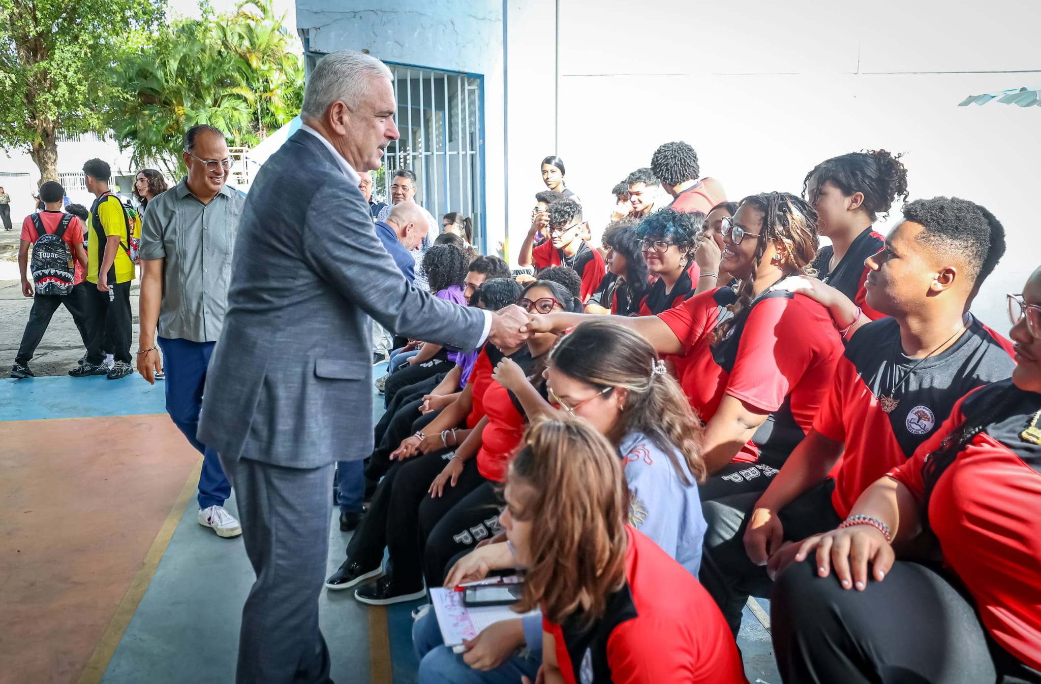 Imagen de Rivera Schatz destaca los logros académicos de los estudiantes y reitera el respaldo del Senado a las escuelas adoptadas