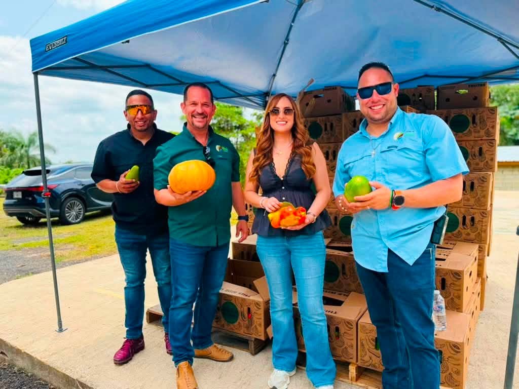 Imagen de Senadora Barlucea y alcalde Jorgito Pérez benefician a 300 familias con entrega de alimentos en Utuado