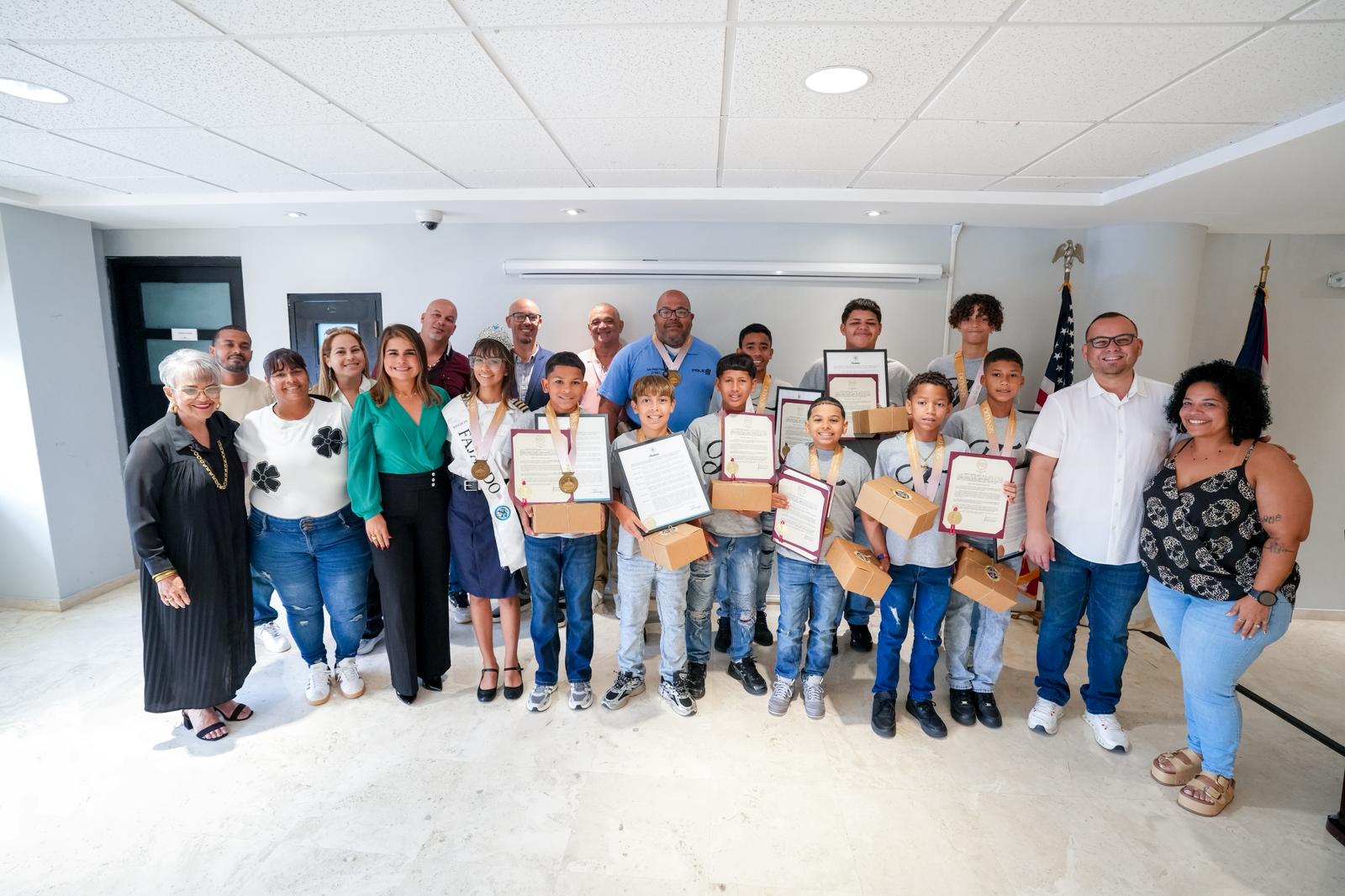 Imagen de Senado reconoce talento de jóvenes atletas y servidores públicos del Distrito de Carolina