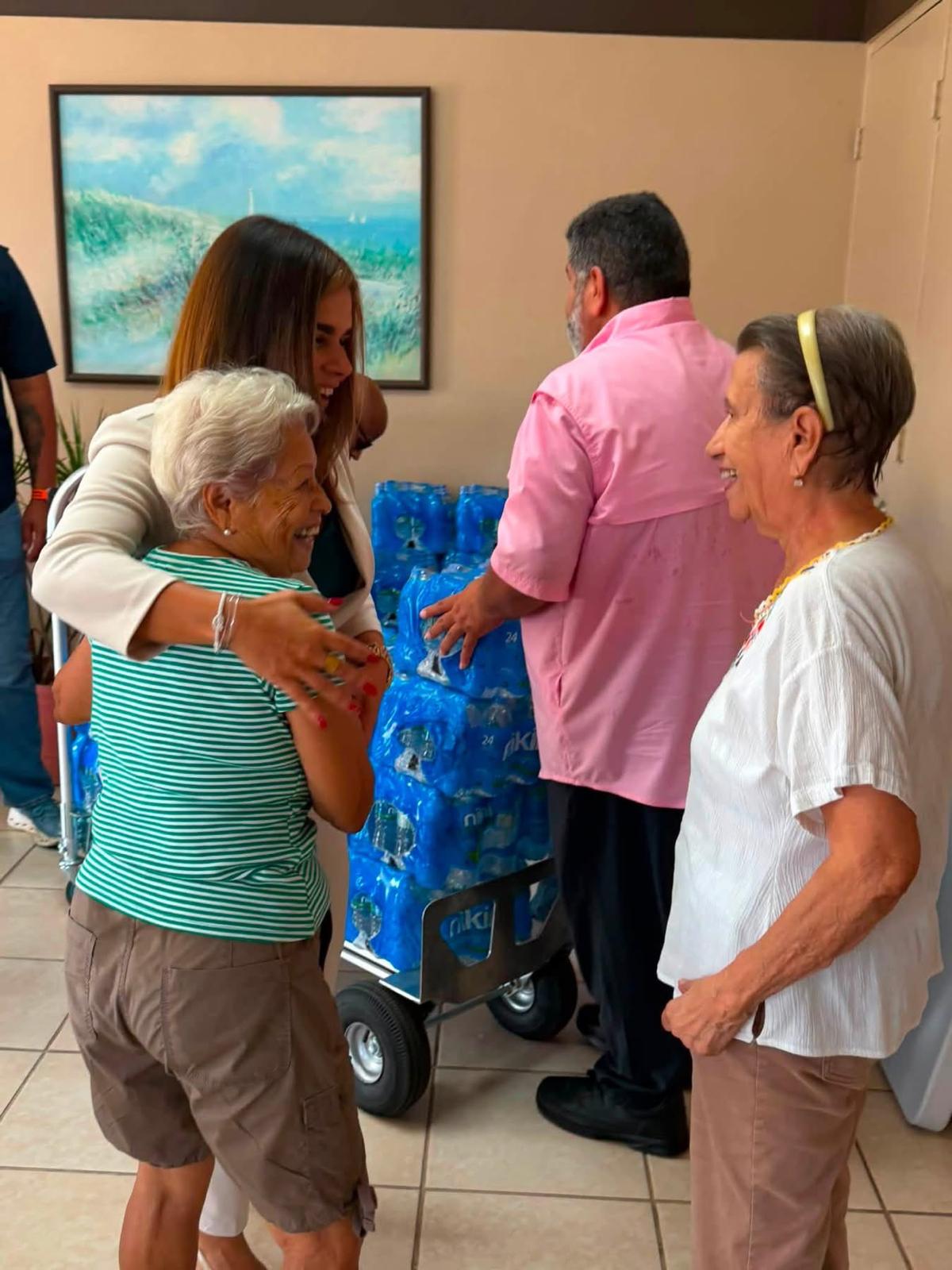 Imagen de Marissita Jiménez reafirma su compromiso con la tercera edad mediante entrega de suministros de agua en Carolina