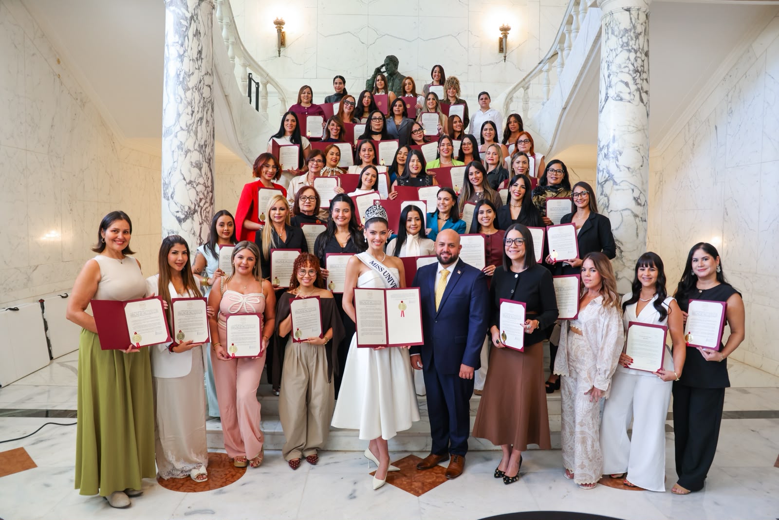 Imagen de Senador Jeison Rosa Ramos reconoce a 75 mujeres emprendedoras del área oeste
