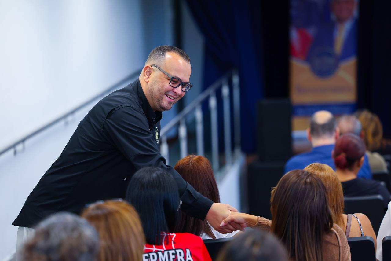 Imagen de Senador Héctor Joaquín Sánchez presenta programa de apoyo económico para clases graduandas del Distrito de Carolina