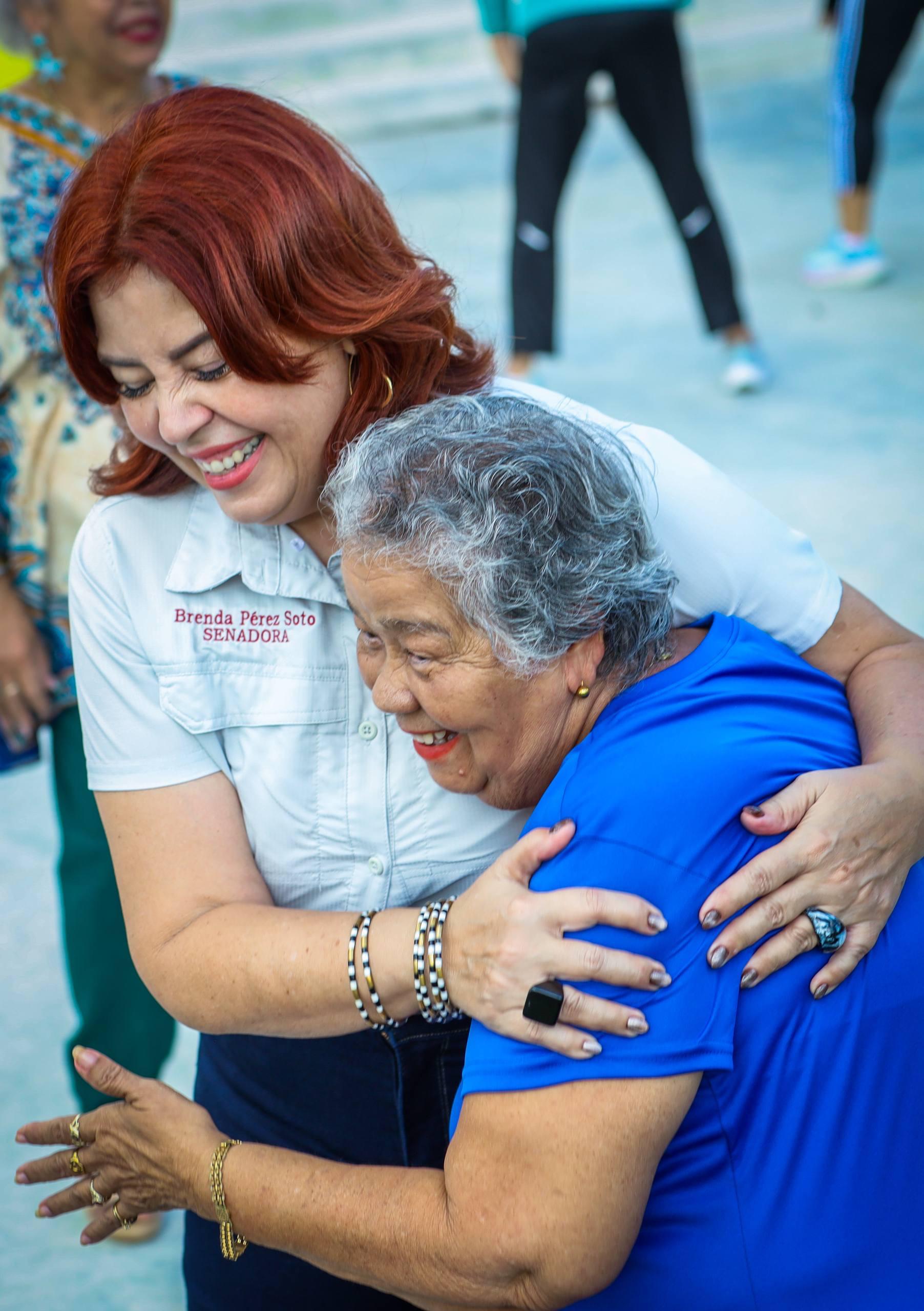 Imagen de Senadora Brenda Pérez Soto reitera su compromiso con los adultos mayores y pacientes encamados del Distrito de Arecibo 